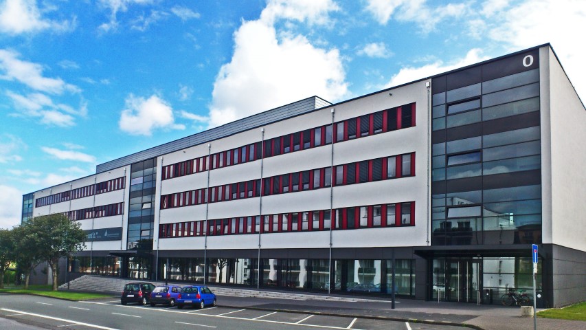 Universitätsgebäude mit Lehrsaal, Schulungsräumen und Serverräumen
