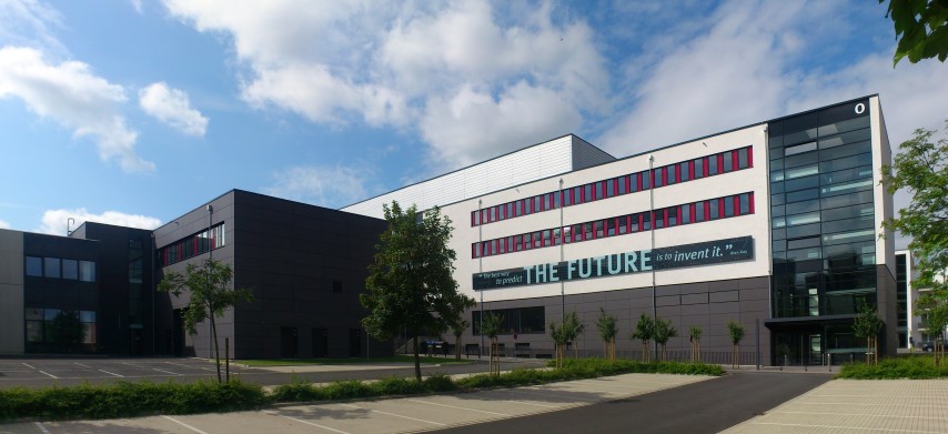 Universitätsgebäude mit Lehrsaal, Schulungsräumen und Serverräumen
